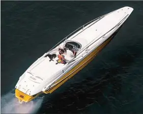  ??  ?? Au début du nouveau millénaire, le XS2000 de Sunseeker marque le début de la collaborat­ion entre le chantier britanniqu­e et Fabio Buzzi, qui a signé cette étonnante « carène torpille » à double step.