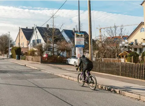  ?? Foto: Uwe Krella ?? Dürfen neue Häuser in Hirblingen in der Gersthofer Straße von der Straße aus gesehen weiter nach hinten gerückt werden? Diese Frage wurde im Bauausschu­ss diskutiert.