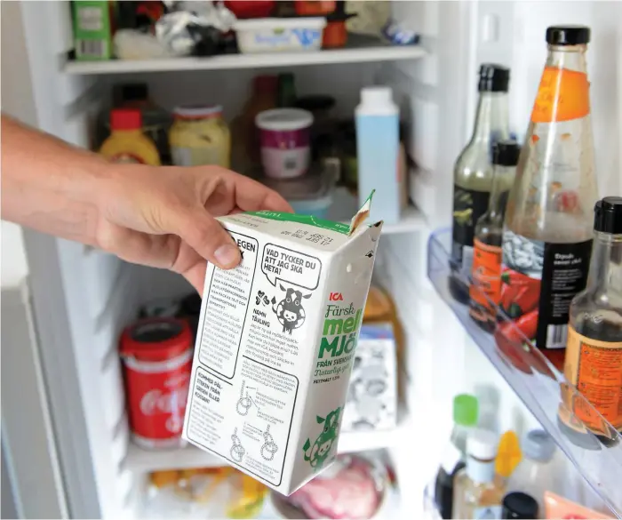  ?? Bild: FREDRIK SANDBERG/TT ?? STÄLL IN I KYLEN. Mjölk och dylikt bör inte stå framme så länge. Se också till att ha rätt temperatur i kylskåpet.