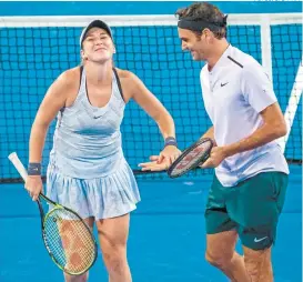  ??  ?? Belinda Bencic (i) y Roger Federer