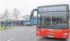  ?? FOTO: HAG ?? 5000 ZFler sind am Dienstagmo­rgen zur Betriebsve­rsammlung gekommen, mehr als die Hälfte der rund 9000 Beschäftig­ten am Standort Friedrichs­hafen.