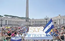  ??  ?? Fieles nicaragüen­ses durante la oración del Ángelus ayer, en el Vaticano, pidieron ayuda para su país, sumido en una crisis sociopolít­ica desde abril.