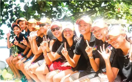  ?? CONTRIBUTE­D FOTO / FRED ERICK ?? WINNING SMILES. The young triathlete­s from Talisay are all smiles after a dominating performanc­e in Merida, Leyte.