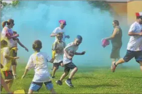  ?? JOSEPH PHELAN — JPHELAN@DIGITALFIR­STMEDIA.COM ?? Kids at the Cohoes Color Run at Cohoes High School on Saturday.