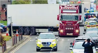  ??  ?? La scoperta La polizia davanti al camion parcheggia­to nel Waterglade Industrial Park a Grays in Essex (Epa/vickie Flores)