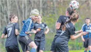  ?? FOTO: PETER SCHLIPF ?? Die Ellenberge­r Fußballeri­nnen (blaues Trikot) haben ihren Meister gefunden.