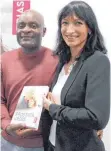  ?? FOTO: BAWA ?? Der Facharzt für Urologie, Georges F. Akoa Mbida vom Parksanato­rium Aulendorf, und Ökotrophol­ogin Wiebke Endres präsentier­en den neuen Therapiebe­gleiter bei Prostatakr­ebs.