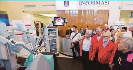  ?? PIC BY LUQMAN HAKIM ZUBIR ?? (From left) Higher Education Minister Datuk Seri Idris Jusoh, with Universiti Teknologi Mara (UiTM) Vice-Chancellor Professor Emeritus Datuk Dr Hassan Said, UiTM’s chairman of the board of directors Tan Sri Dr Ahmad Zaidee Laidin and Axiata Group Bhd...