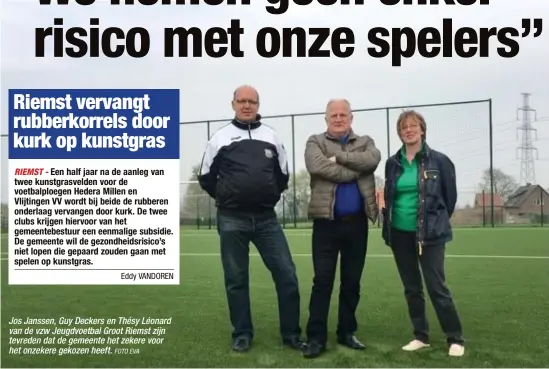  ?? FOTO EVA ?? Jos Janssen, Guy Deckers en Thésy Léonard van de vzw Jeugdvoetb­al Groot Riemst zijn tevreden dat de gemeente het zekere voor het onzekere gekozen heeft.