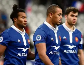  ??  ?? Entré en cours de jeu, la semaine dernière au Stade de France face aux Boks, Gaël Fickou a-t-il encaissé le coup de massue final ? Aux Bleus de savoir (enfin) relever la tête demain soir à Villeneuve d’Ascq... (Photo AFP)