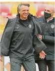  ?? FOTO: SCHLICHTER ?? SVE-Trainer Horst Steffen, hier mit Sportdirek­tor Ole Book, freut sich nach dem Spiel über die starke Leistung seines Teams.