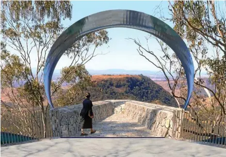  ?? PHOTO: CONTRIBUTE­D ?? WHAT A VIEW: New graphic designs for the proposed Tobruk Memorial Drive Lookout reveal what the project at Picnic Point will look like when it is completed.