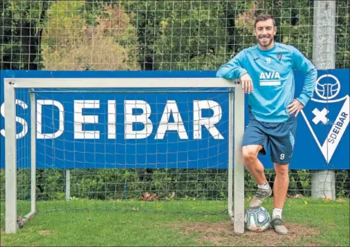  ??  ?? Sergi Enrich posa sonriente para AS tras la entrevista en Atxabalpe, el campo de entrenamie­nto del Eibar.