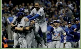  ??  ?? La plantilla de los Dodgers festeja su pase a la Serie Mundial.