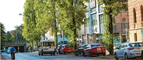  ?? Foto: Fabian Kluge ?? Die Schertlins­traße muss ab kommenden Montag, 24. September, ganz oder halbseitig gesperrt werden. Die Sperrung wird nötig, weil Gasleitung­en dringend erneuert werden müssen. Die Bauarbeite­n werden rund drei Monate dauern.