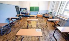  ?? FOTO: REICHWEIN ?? Eine leere Klasse im Max-planck-gymnasium in Meiderich. Noch mindestens bis 14. Februar ist der Präsenzunt­erricht in NRW ausgesetzt.