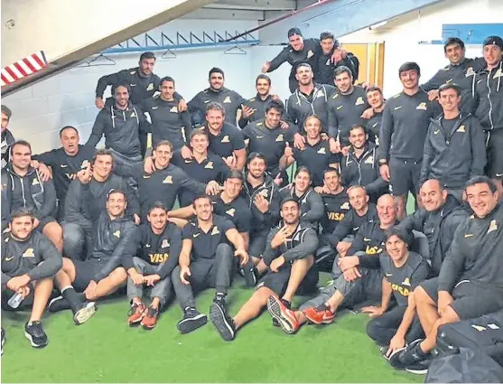  ?? @jaguares ?? La intimidad del vestuario de Jaguares y el gesto del 4: invictos en la gira, se convirtier­on en la revelación del torneo