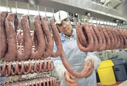  ?? JOURNAL SENTINEL FILES ?? A Klement's sausage worker makes andouille sausages at the company's Milwaukee plant in this 2004 photo during the company's 50th anniversar­y year.