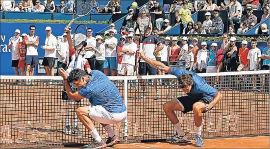  ?? ÀLEX GARCIA ?? Más de cincuenta niños de treinta escuelas catalanas participar­on en el Clinic de tenis de Peugeot