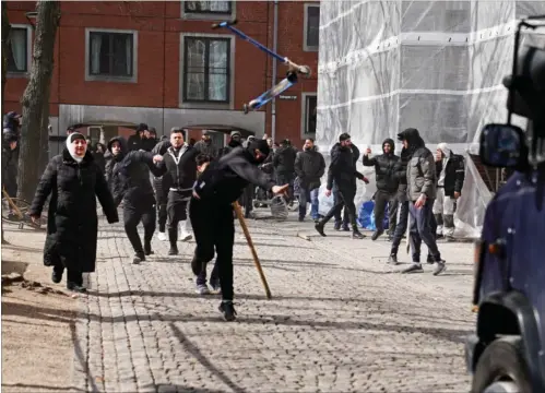  ?? FOTO: RASMUS FLINDT PEDERSEN ?? Det gik voldsomt for sig på Nørrebro i København i søndags under optøjerne.