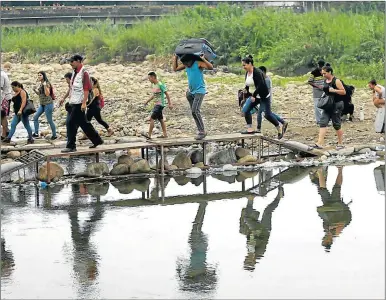  ?? AP ?? DRAMA. En los últimos siete meses, un millón de venezolano­s emigró de su país por la crisis.