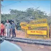  ?? ?? Police barricade the entry to the Chhattarpu­r forest.