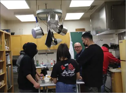  ?? PHOTOS BY JACLYN LUNA ?? Mendocino College Culinary Arts Management instructor Nicholas Petti talks to students during the weekly Career Technical Education (CTE) course, Spring Vegetarian Cooking Cuisine.