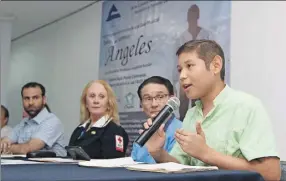  ??  ?? El joven Habib Eduardo Ortiz Fajardo, beneficiar­io de Hogar de Ángeles, comparte su testimonio en la rueda de prensa; lo escuchan Juan José Abraham Daguer, Michelle Byrne de Rodríguez y Emilio Bueno Salazar