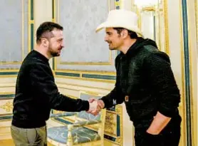  ?? CONGRESSIO­NAL DELEGATION ?? Brad Paisley meets Ukrainian President Volodymyr Zelenskyy in Kyiv after collaborat­ing with him on the song “Same Here.”