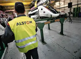  ?? Sebastien Bozon - 26.out.2017/AFP ?? Funcionári­o da Alstom trabalha em unidade da empresa que fabrica trens, na França