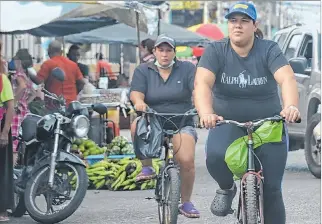  ?? ÁLEX LIMA / EXPRESO ?? Relajamien­to. En diversas zonas de Guayaquil se evidencia un abandono de las medidas de biosegurid­ad.