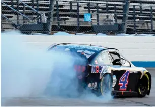  ?? [JARED C. TILTON] ?? Kevin Harvick has been fast this season but has yet to shake Denny Hamlin off his rear bumper.