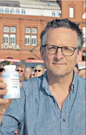  ??  ?? Bitter pill: Dr Michael Mosley demonstrat­es the placebo effect