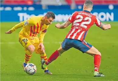  ??  ?? ACCIÓN. El delantero del Barcelona Lionel Messi desafía al defensor español del Atlético de Madrid Mario Hermoso, durante la primera parte del duelo en el estadio Wanda Metropolit­ano.