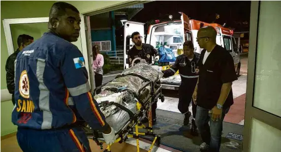  ?? Bruno Santos - 30.mai.18/Folhapress ?? Equipe de emergência do hospital estadual Alberto Torres, em São Gonçalo (RJ), recebe vítima baleada durante assalto