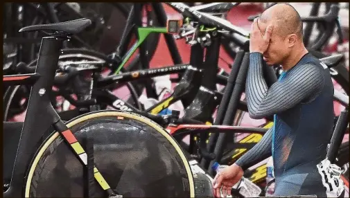  ?? — Bernama ?? Hard to take: Cyclist Azizulhasn­i Awang reacting after the men’s keirin final where he had to settle for bronze.