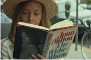  ??  ?? Ingrid (Aubrey Plaza) hat ein gutes Buch gewählt: Auch Joan Didion ist für pointierte Beschreibu­ngen bekannt