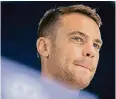  ??  ?? Skeptische­r Blick: Bayerns Torwart Manuel Neuer.