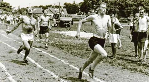  ??  ?? Beim Kreissport­fest 1951 entstand diese Aufnahme, die im Archiv des TV Mering zu finden ist. Jetzt feiert der Verein sein 110 jähriges Bestehen.