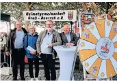  ?? FOTO:
DSCH ?? Hans-werner Prumbaum, Roswita Helten, Wilfried Loth und Peter Shneider von der Heimatgeme­inschaft präsentier­en ihre Arbeit auf dem Benrather Markplatz.