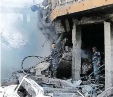 ?? Syrští hasiči zasahují ve vývojovém centru chemických zbraní v Barzá u Damašku, které bombardova­la koalice vedená USA. FOTO ČTK/ AP ?? Obraz zkázy.