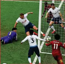  ?? GETTY IMAGES ?? Killer cannon: the defender tries in vain to prevent the own goal