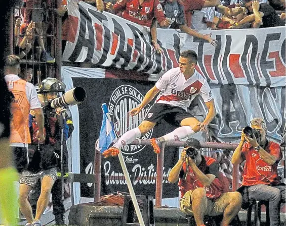  ?? FOTOBAIRES ?? Celebració­n a la colombiana. Rafael Santos Borré festejó así el gol que definió el pobre Superclási­co jugado en Mar del Plata.