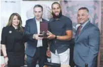  ??  ?? Amed Rosario recibe un reconocimi­ento del programa radial “El Mundo de las Grandes Ligas”.