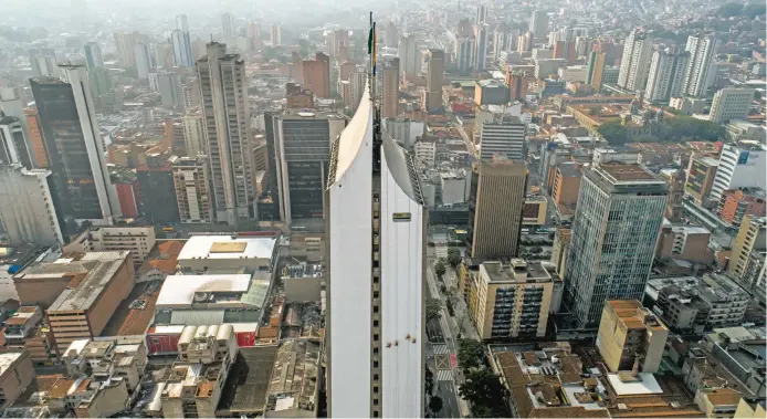  ?? FOTO ESTEBAN VANEGAS ?? Con 175 metros de altura, el Centro Coltejer sigue siendo el edificio más alto de Medellín. Contiguo a este han surgido otros en el sector.