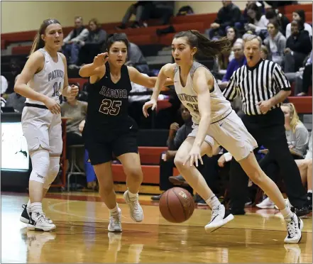  ?? MICHAEL REEVES — FOR MEDIANEWS GROUP ?? Great Valley’s Sarah Flynn drives past the Radnor defense Tuesday night at Harriton.