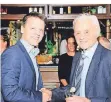  ?? FOTO: LOLL ?? Bürgermeis­ter Dirk Haarmann gratuliert­e Werner Bleckmann (r.) 2015 zu dessen 90. Geburtstag