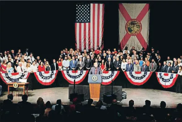  ?? JOE SKIPPER / REUTERS ?? Trump expuso sus planes hacia Cuba en el teatro Manuel Artime, en el barrio cubano de la Pequeña Habana, en Miami