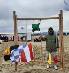  ??  ?? Le pavillon vert est le signal de départ de la manche