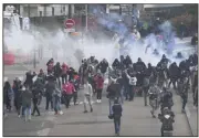  ?? (Photo AFP) ?? Près de   manifestan­ts étaient venus, hier à Nantes, apporter leur soutien aux zadistes de NotreDame-des-Landes.